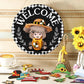 ⏰Verwisselbaar Highland Cow Welkomstbord met Seizoensmagneet Afneembare Hoeden Accessoires