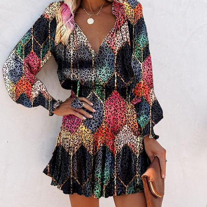 Damesjurk met V-hals, lange mouwen en ruches aan de zoom