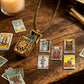 💥【LIMITED TIME 50% OFF】🔥 Vintage Tarot Medaillon Ketting | Bevat 22 Mini Rider-Waite Kaarten | Antiek Brons Filigraan | Draagbare Spiritualiteit | Uniek Cadeau