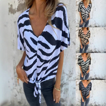 💥【50% OFF】🔥 Dames V-hals Streepjestop | Tijdloze Streepjesprint | Ruime Pasvorm, Flatteus | Zacht & Ademend Polyester | 5 Kleuren (Wit/Grijs/Camel/Blauw/Donkergrijs) | Maat S-3XL | Everyday Essential 👕