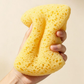 💥【50% OFF】🔥 Ultra Zachte Zeepzak Spons | Rijke Schuim, Milde Exfoliatie | Anti-slip, Zeep Blijft Zitten | Geschikt voor Gevoelige Huid & Kinderen | Schattige Kleuren | Ophangbaar & Snel Droog  | Maakt Douchen Leuk 🧼