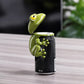 💥【50% OFF】🔥 3D-geprint Kikkerblikdeksel | Schattig 3D-ontwerp | Flip-top Drinkopening, Houdt Insecten & Stof Buiten | Past Op Standaard Blikjes | Lichtgewicht & Draagbaar | Voor Feestjes/Picknicks/Kamperen | Grappig Cadeau 🐸