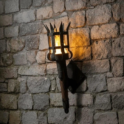 💥【50% OFF】🔥 Middeleeuwse Fakkel Wandlamp | Realistische Vlamsimulatie | 3 Kleuren (Oranje/Geel/Rood) | Stoffen Kap, Zacht Licht | Geen Rook of Vonken | Veilig Voor Kinderen/Huisdieren | Creëer Kasteelsfeer Thuis 🏰