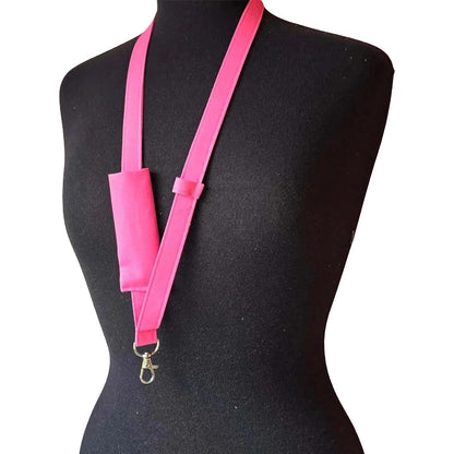⏳ Flitsaanbieding! ✨ Geen pen meer kwijt – penhoes op borst, altijd bij de hand. Zachte polyester riem, irriteert niet. Stevige metalen klem voor badges en sleutels. Kies uit 9 levendige kleuren 🎉